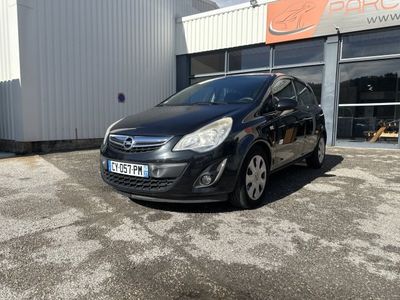 la voiture noire est garée devant un bâtiment