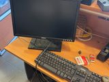 un bureau équipé de deux écrans et d'un clavier
