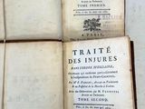 un livre ouvert avec l'image d'un cheval dessus