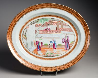 une photo d'une assiette décorée d'une peinture, posée sur un support
