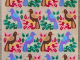 un gros plan d'un tapis orné d'oiseaux et de fleurs