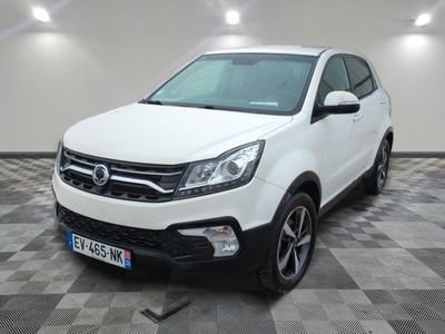le 4x4 blanc est garé sur le sol en damier d'un garage