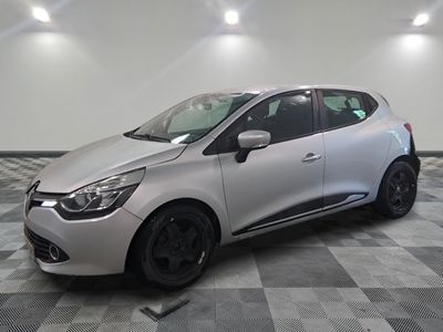 la voiture argentée est garée sur un sol en damier dans le garage