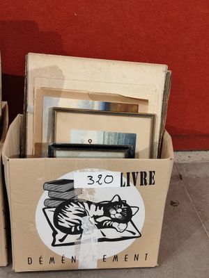 une boîte en carton contenant une photo, posée par terre