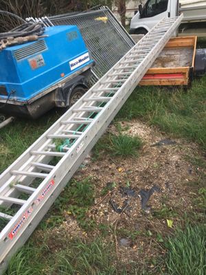 un camion garé à côté d'une échelle