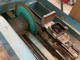 une machine posée sur une table dans une pièce