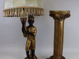 paire de lampes de table anciennes en laiton représentant un homme tenant un abat-jour