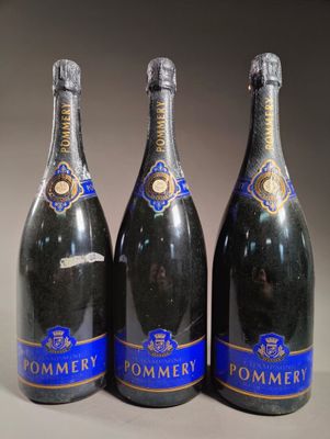 trois bouteilles de champagne sont alignées sur une table