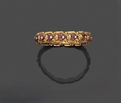 une bague en or et rubis