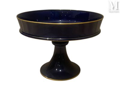 une photo d'un plat à gâteau noir et doré posé sur un socle