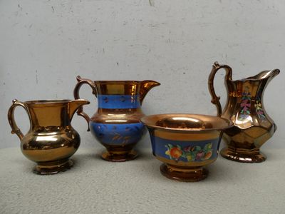 quatre types de vases différents posés sur une table