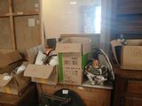 une pile de cartons posée sur un bureau dans une pièce