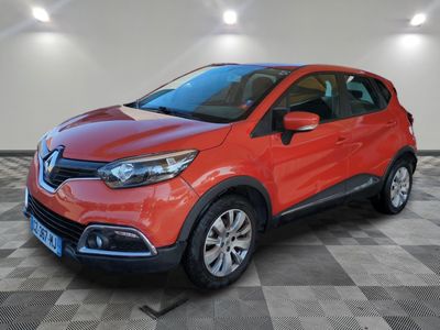 une Renault C-Cross rouge garée dans un garage