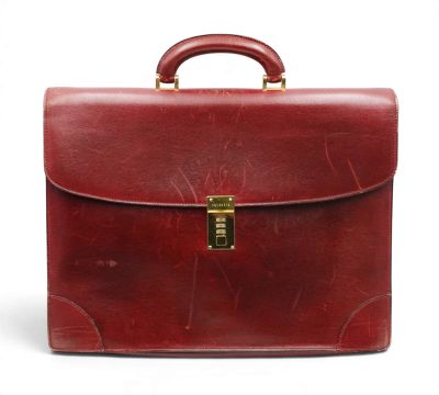 porte-documents en cuir sur fond blanc, avec une découpe au niveau de la poignée