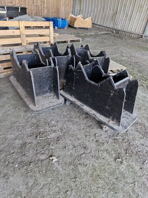 un tas de parpaings noirs posés par terre