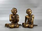 paire de figurines anciennes en laiton représentant un garçon et une fille assis par terre