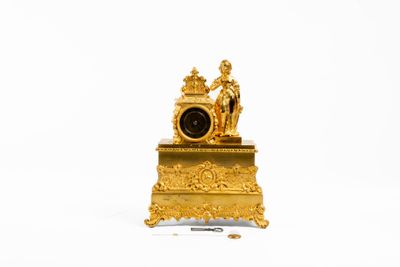 une horloge en or posée sur une table