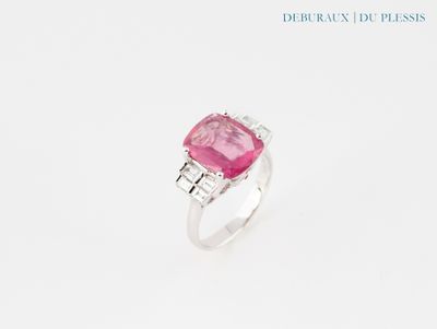 une bague en tourmaline rose et diamant
