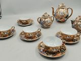 un ensemble de théières et de tasses posées sur une table