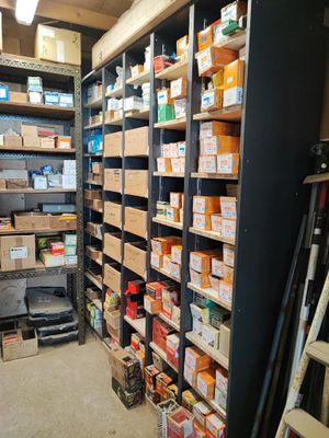 une pièce avec beaucoup de boîtes et de cartons sur les étagères