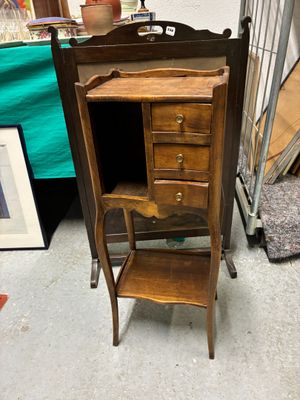 une petite table en bois sur laquelle est posé un miroir