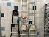 plusieurs échelles sont alignées contre un mur dans une pièce