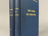 quelques livres posés les uns sur les autres sur une table
