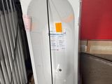 une baignoire blanche posée sur une palette, près d'un mur rouge