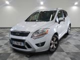le ford kuga blanc est garé sur un sol en damier
