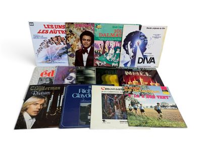 de nombreux livres de musique posés sur une surface blanche