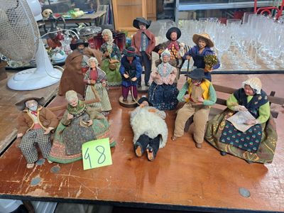 un grand nombre de figurines posées sur une table