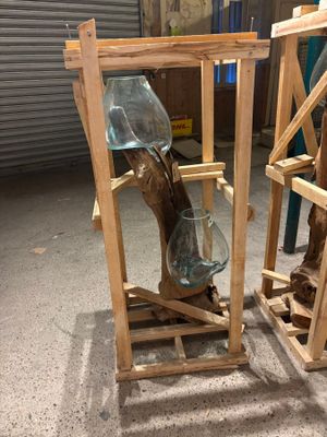 un cadre en bois sur lequel est posée une bouteille en verre