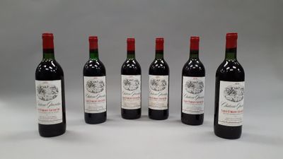 six bouteilles de vin rouge sont alignées