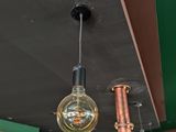 une lampe suspendue au plafond d'un restaurant