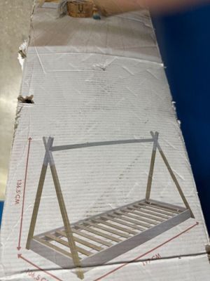une boîte en carton sur laquelle est représentée une balançoire