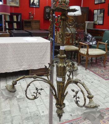 une table recouverte d'une nappe blanche dans une pièce aux murs rouges