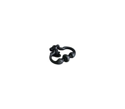 une image représentant une paire de boucles d'oreilles noires sur fond blanc