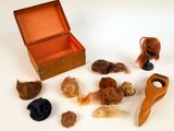 une boîte contenant une mèche de cheveux et une paire de ciseaux