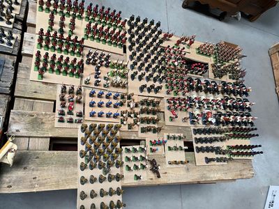 beaucoup de petits soldats en plastique posés sur une table