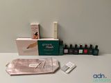 une boîte de vernis à ongles, un sachet de vernis à ongles et un sachet de vernis à ongles