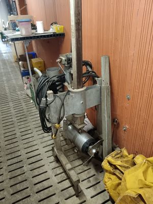 a machine that is sitting on the floor in the room