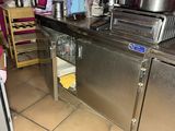 une cuisine équipée d'une cuisinière, d'un évier et d'un réfrigérateur