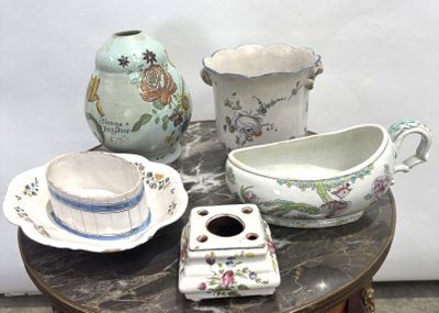 une petite table sur laquelle sont disposés de nombreux objets divers
