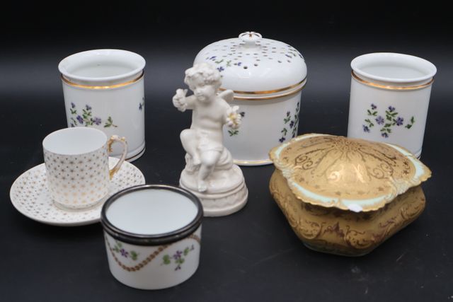 Quatre pots en porcelaine à décor de barbeaux dont un en Sèvres c...