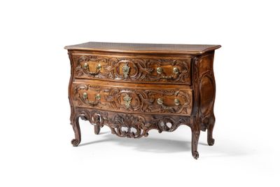 une commode richement sculptée sur fond blanc