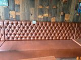 un canapé en cuir marron avec une table en bois devant