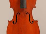 un vieux violon avec un archet accroché à son dos