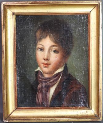 portrait d'un jeune garçon vêtu d'un manteau marron et d'une écharpe violette
