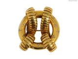 une image d'un gros plan d'une bague en or sur un fond blanc