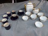 beaucoup de tasses et de soucoupes sur une table
